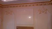 Molduras de pared doble con apliques clasicos.